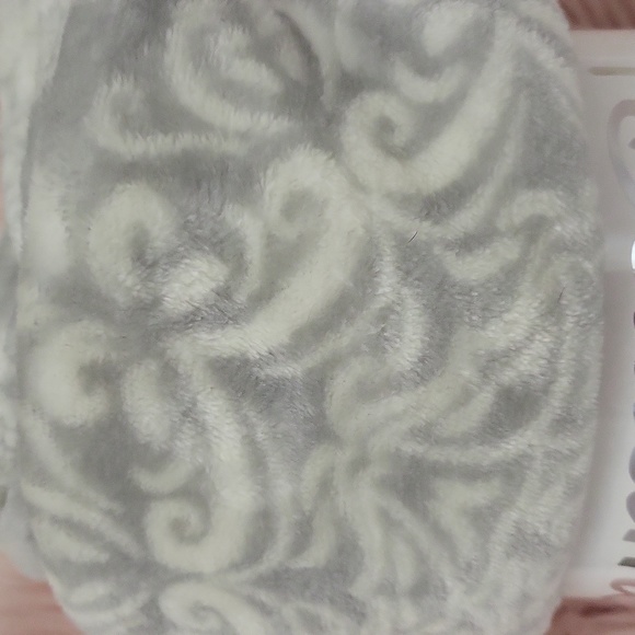 Brand New BELISSIMO FLANNEL THROW - Picture 4 of 4